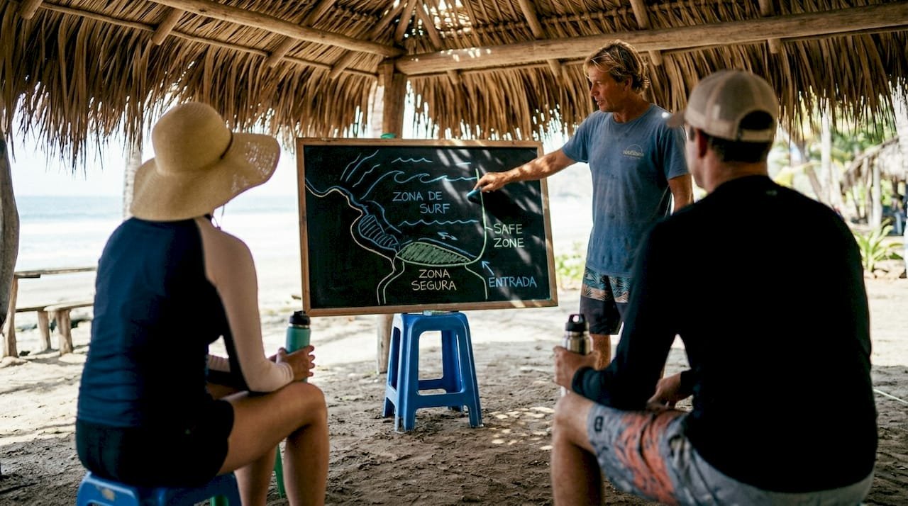 El monitor detalla las normas básicas y las medidas de seguridad antes de entrar al agua.