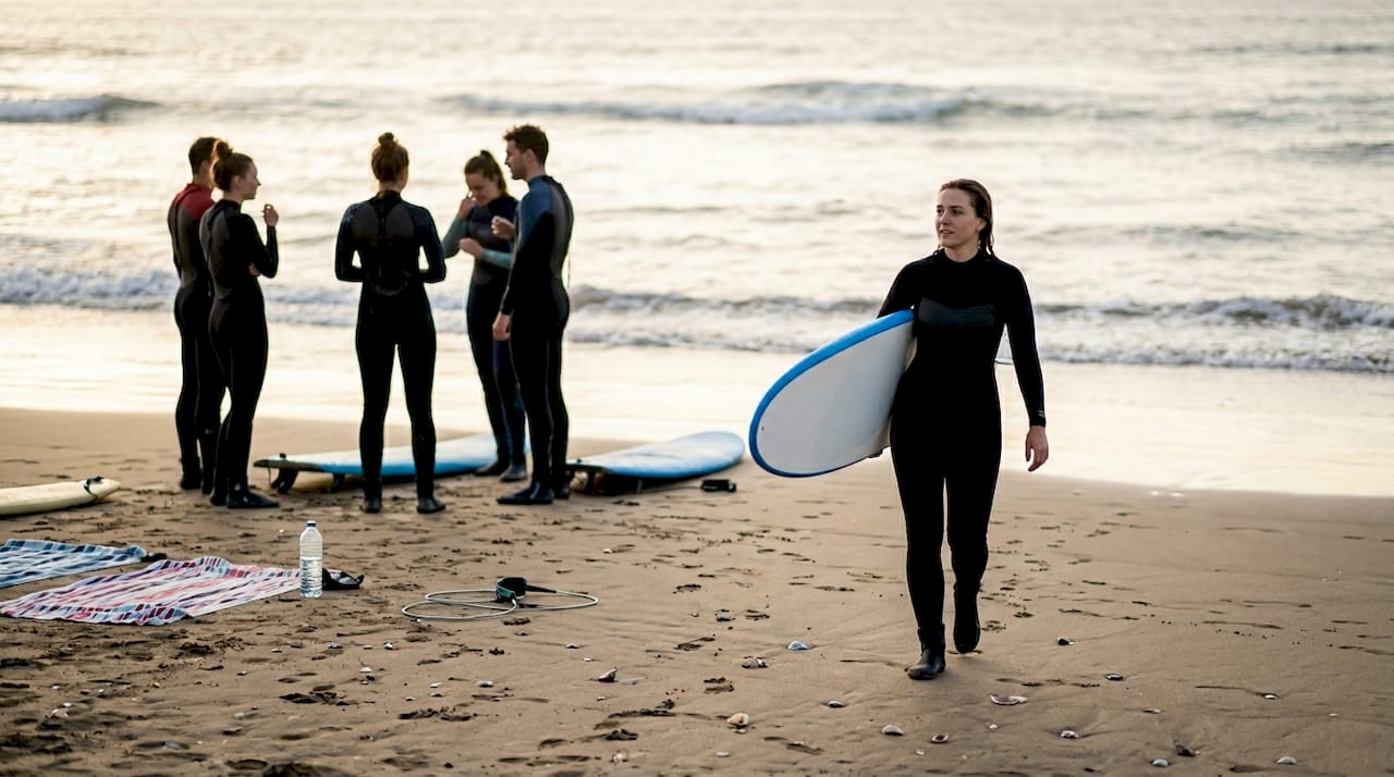 En este momento estás viendo Descubre el surf: guía esencial para principiantes en Tenerife
